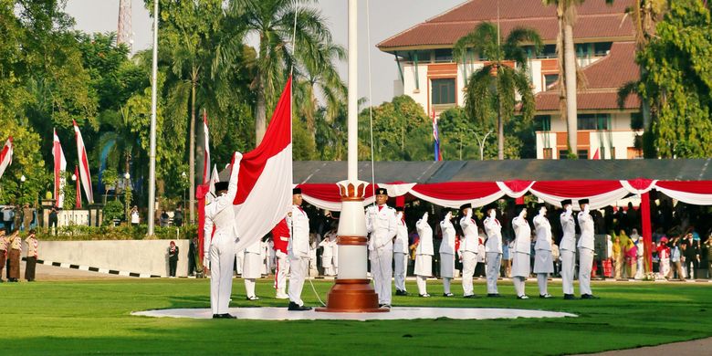 kompascom's tweet card. Simak susunan upacara Hari Pahlawan yang jatuh pada Senin, 10 November 2025 resmi sesuai pedoman Kemensos.