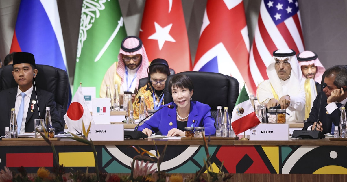 nikkei's tweet card. 【ヨハネスブルク=川上進平】高市早苗首相は23日、南アフリカでの20カ国・地域首脳会議（G20サミット）の2日目の討議に参加した。中国によるレアアースの輸出規制を念頭に「重要鉱物の輸出管理に国際社会での懸念が高まっている」と述べた。「万人にとっての公平で公正な未来」と題した第3セッションに出席した。重要鉱物について「安定的な供給は世界経済の発展に不可欠だ」と強調した。サプライチェーン（供給網