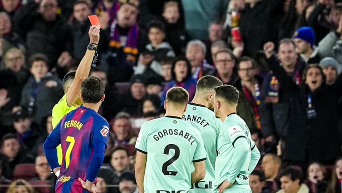 fcbarcelonar_'s tweet card. مباراة فوز نادي برشلونة الكبير على أتلتيك كلوب بلباو (4-0) في افتتاح سبوتيفاي كامب نو الجديد، شهدت تدخلاً من غرفة VOR أيضًا.