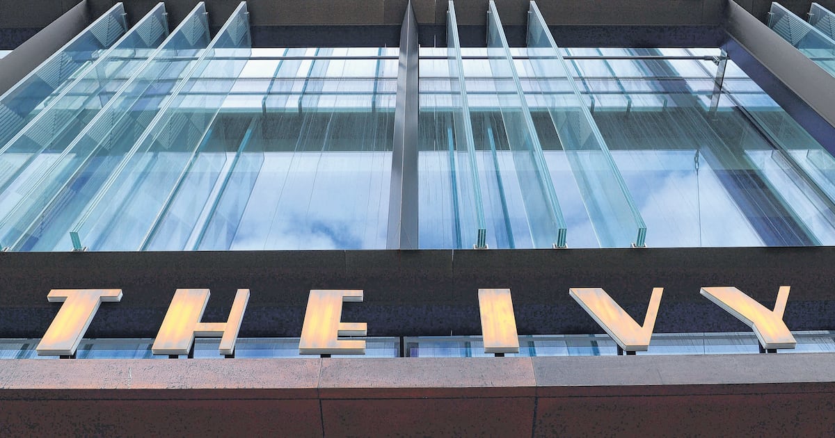 tomdoorley's tweet card. Restaurant documents shows tens of thousands of euro in tips for wait staff but kitchen workers see only a fraction of that