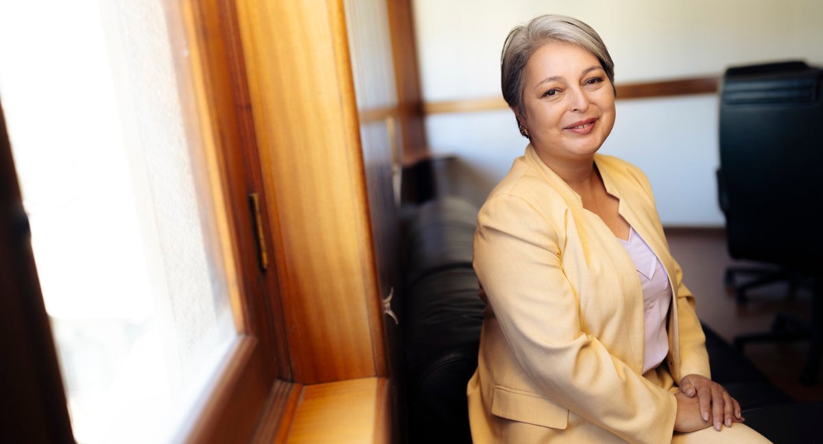 thecliniccl's tweet card. Jeannette Jara entrega su primera entrevista luego de las primarias. Afirma que José Antonio Kast es extremo y su partido no lo es.