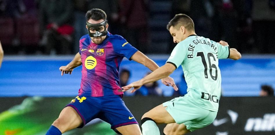 fcbarcelonar_'s tweet card. خاض لاعب من مارتوريل المباراة كأساسي في مركز المحور وقدم أداءً رائعًا أكد تعدد مهاراته، وهي ميزة يعرف هانز ي فليك كيف يستغلها على أكمل وجه , و حتى الآن هذا