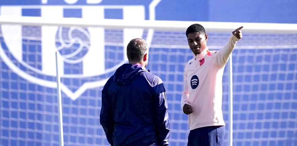 fcbarcelonar_'s tweet card. تأثير عودة راشفورد على برشلونة:عودة راشفورد لم تشهد فقط ارتياحًا جماهيريًا، بل تمنح هانزي فليك خيارات هجومية أوسع أمام تشيلسي، حيث يعتمد الفريق على سرعة