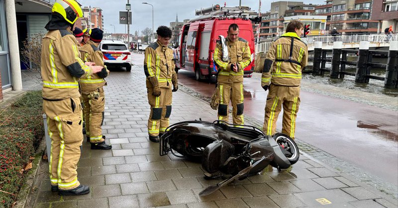 Scooter in water zorgt voor opschudding, brandweer komt in actie