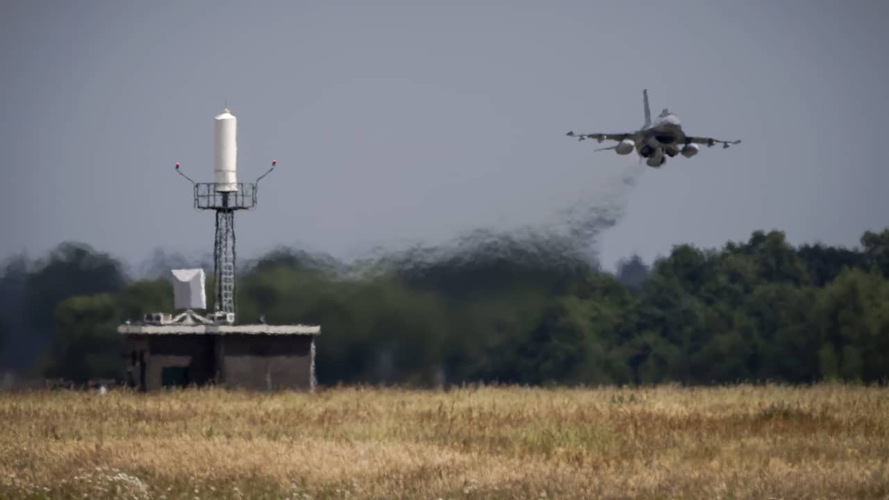 wouterkeller's tweet card. Zaterdagavond zijn niet alleen boven luchthaven en vliegbasis Eindhoven, maar ook boven Volkel weer drones waargenomen. Dat zei staatssecretaris Gijs Tuinman van Defensie zondag in WNL op Zondag.