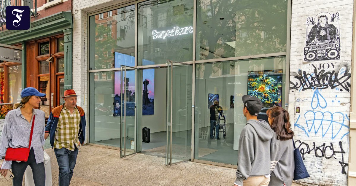 FAZ_Kunstmarkt's tweet card. Futuristische Kunst im traditionellen Rahmen: Die NFT-Plattform Superrare hat eine Galerie im New Yorker Stadtteil Soho eröffnet. Ganz altmodisch. Und wie ist das dort mit der Digital-Kunst? Ein...
