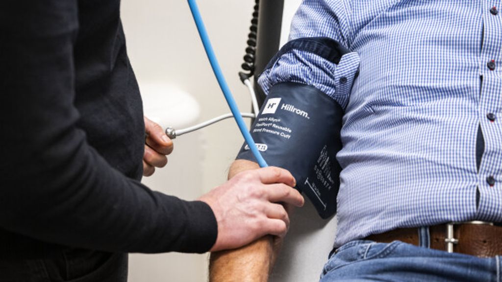 guustweet's tweet card. Het UWV heeft bij haar beoordeling voor een arbeidsongeschiktheidsverzekering te weinig rekening gehouden met de gevolgen van de ziekte ME, oordeelt de Centrale Raad van Beroep.