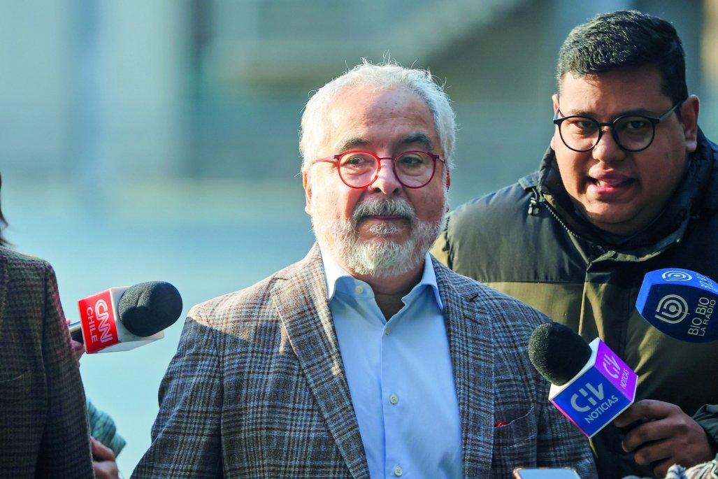 DFinanciero's tweet card. El abogado, que cumple arresto domiciliario por el Caso Audio -formalizado por soborno, delitos tributarios y lavado de activos- interrumpió su castigo para asistir a los funerales de sus progenito...