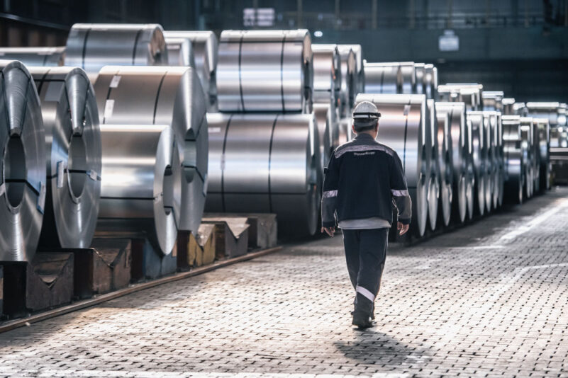 Pietbull47's tweet card. Die deutsche Wirtschaft rutscht tiefer in die Stagnation. Immer mehr Unternehmen planen Stellenabbau statt Investitionen. Die Zeit für eine wirtschaftspolitische Trendwende läuft ab.