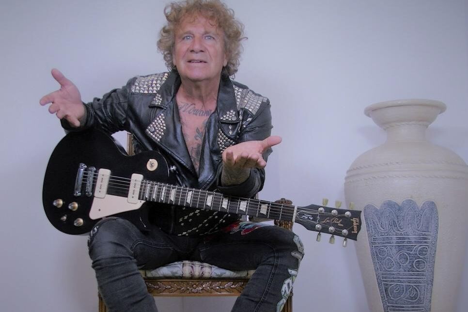 Fortu_Sanchez's tweet card. El líder del grupo heavy 'Obús' vuelve a la carga con «A comer, ¡cojones!», un libro escrito con su madre La Mari y su pareja Yoli, donde recoge sus...