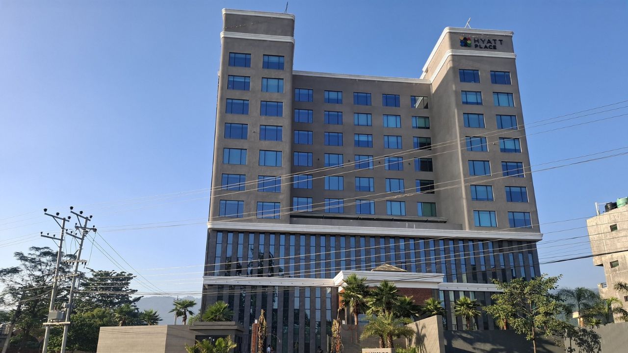 setopati's tweet card. बुटवल उपमहानगरपालिका वडा नं. ८ सुख्खानगरस्थित बुटवल नारायणगढ सडकखण्डको छेवैमा होटल सञ्चालन गरिएको हो।