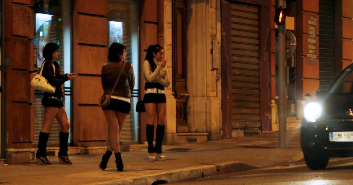 Libe_LGBT's tweet card. Une grande partie des travailleuses du sexe ont dû arrêter toute activité. Cagnottes, nouveau job : pour elles, c’est s’adapter ou mourir. Dans l’indifférence.