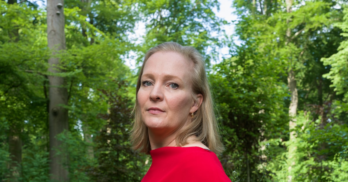 johanneke150's tweet card. 'Die enorme marktmacht vertaalt zich in politieke macht. Musk kan met zijn Starlink-satellieten beslissen of hij het internet voor Oekraïners openhoudt terwijl hij contacten met Poetin heeft.'