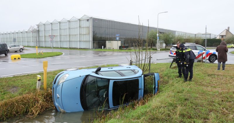 Auto belandt in sloot aan de Zwethlaan in Honselersdijk
