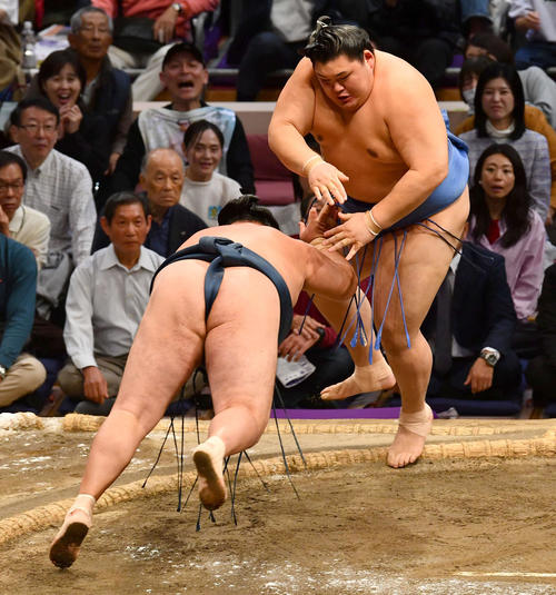 Ichiro_SUMO's tweet card. 東前頭4枚目の玉鷲（41＝片男波）が、横綱大の里（25＝二所ノ関）にはたき込みで敗れた。自身の持つ最年長金星（40歳8カ月）の更新はならなかったが、41歳の誕… - 日刊スポーツ新聞社のニュースサイト、ニッカンスポーツ・コム（nikkansports.com）