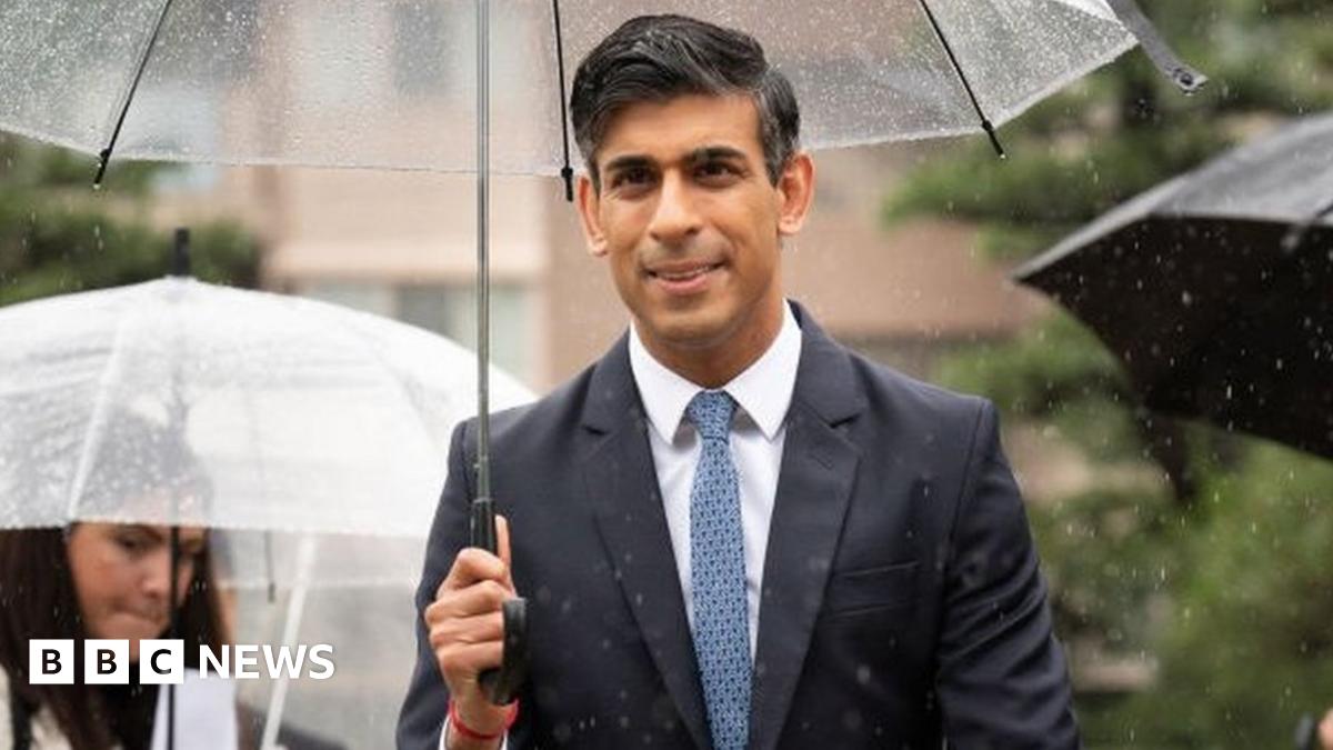 FilMcIntyre's tweet card. The prime minister is criticised for excluding blind users by not fully describing images in a tweet.