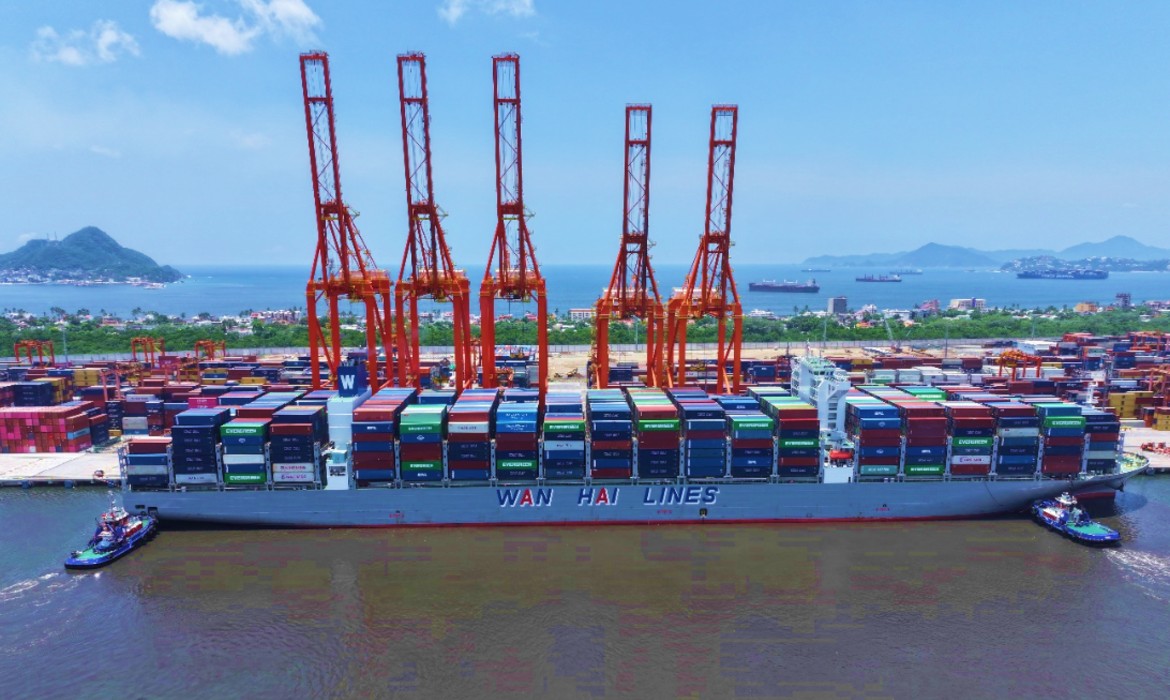 GrupoT21's tweet card. Contecon Manzanillo (CMSA), operador de terminales portuarias, anunció la incorporación del nuevo servicio marítimo WSA2, operado por la naviera WAN