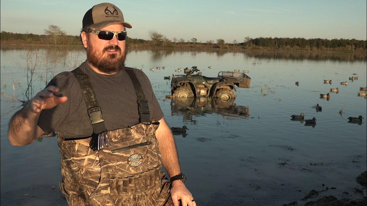 Duck_Commander's tweet card. Realistic Duck Decoy Spreads for Rice Fields