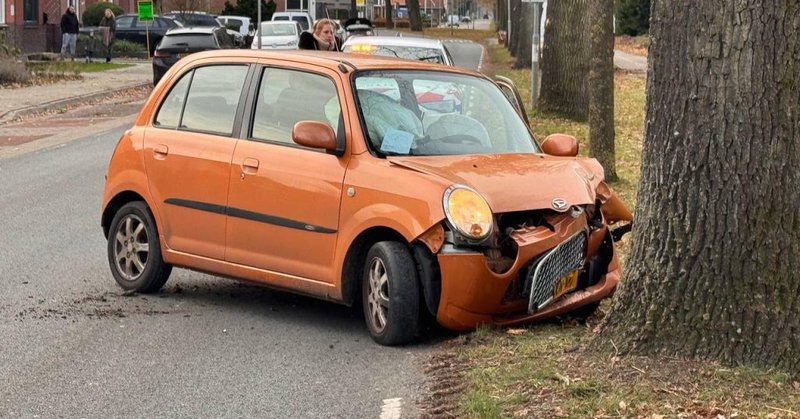 Auto rijdt botst tegen een boom in Nieuw-Buinen
