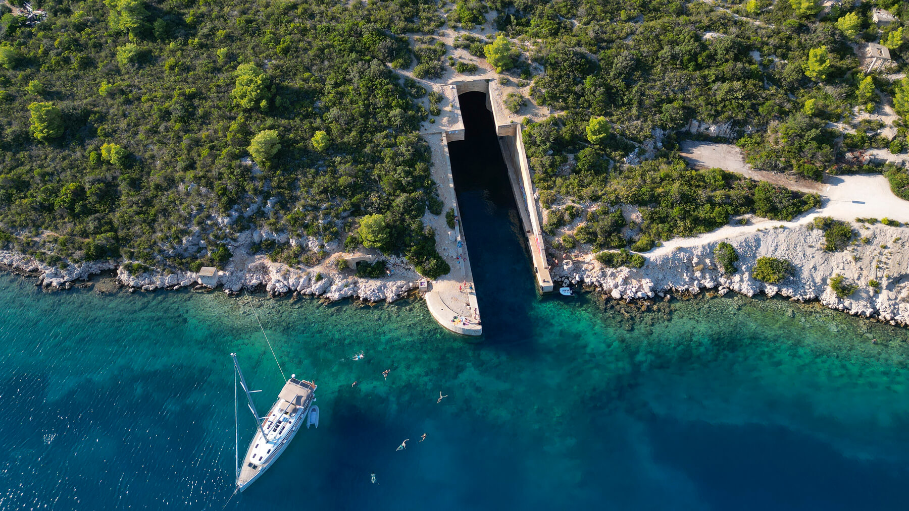 Sea_Help's tweet card. Stille Buchten, kulinarische Stopps und historische Orte. Perfekt für einen besonderen Segelurlaub.
