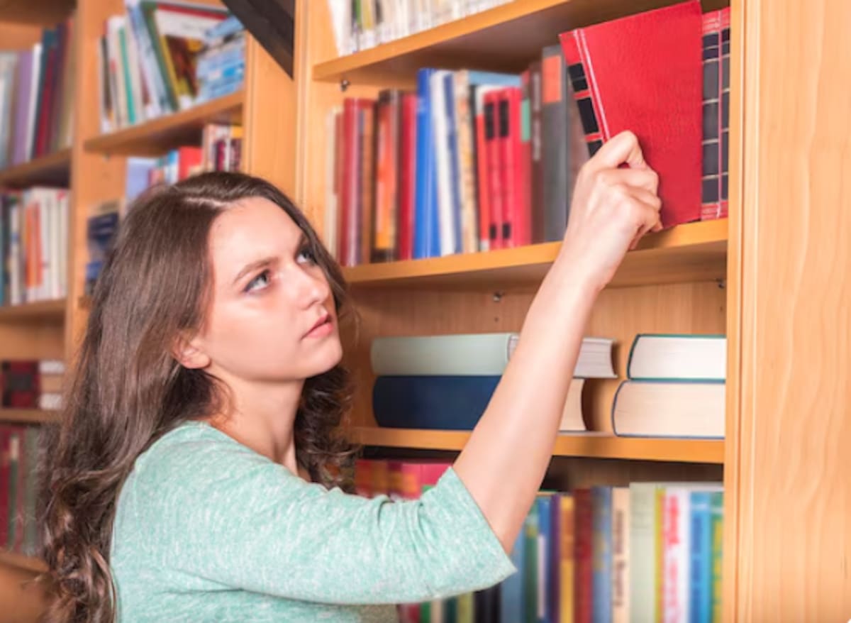 dangigena1's tweet card. Se registraron 6870 casos de prohibiciones de libros; entre los autores más afectados aparecen Stephen King, Ellen Hopkins y Sarah J. Maas