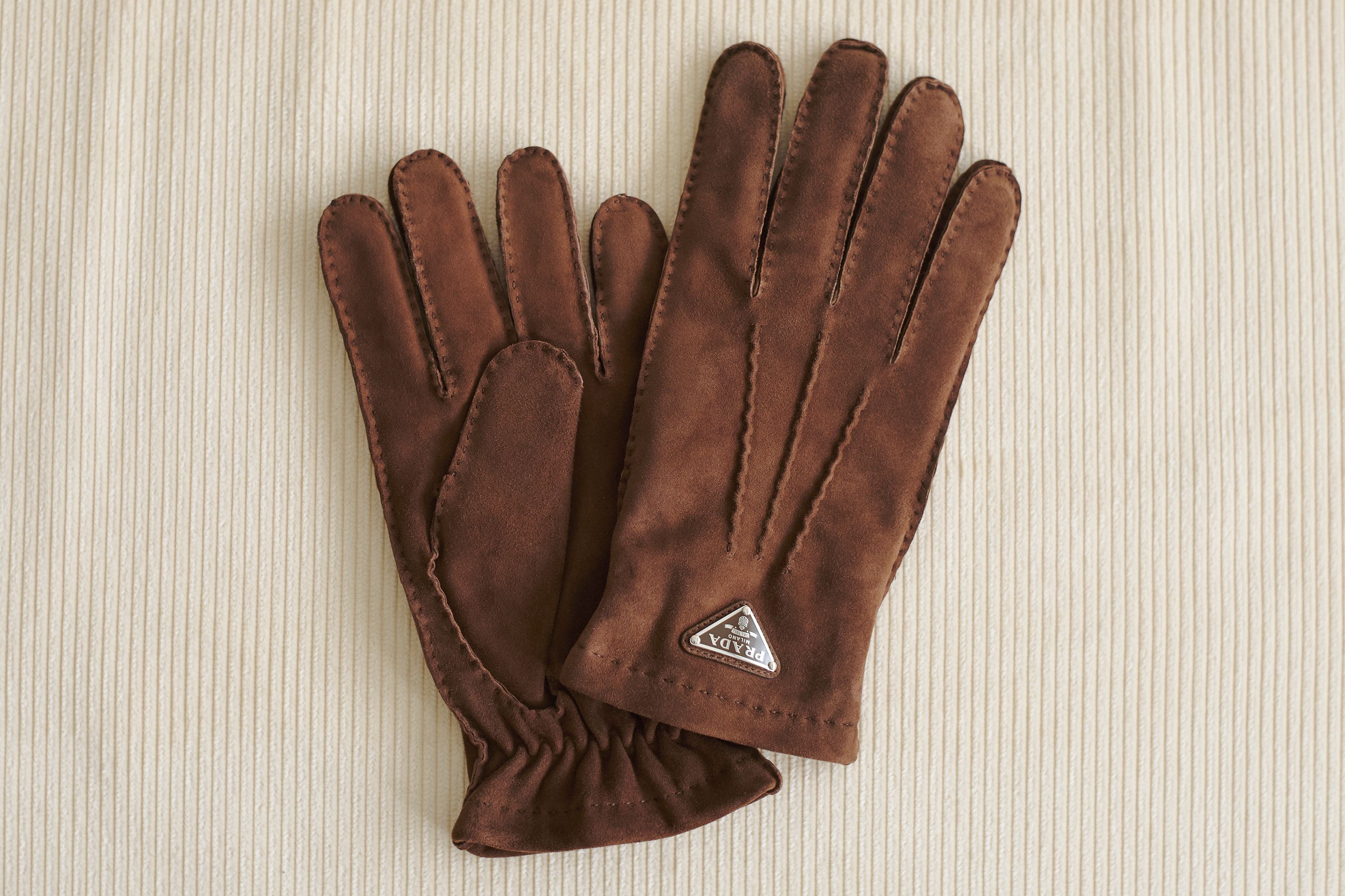 mdpr_fashion's tweet card. 機能性&モードが融合するプラダから、秋の装いを更新する洗練された小物が到着。いずれも日常を上品に彩る逸品揃い。