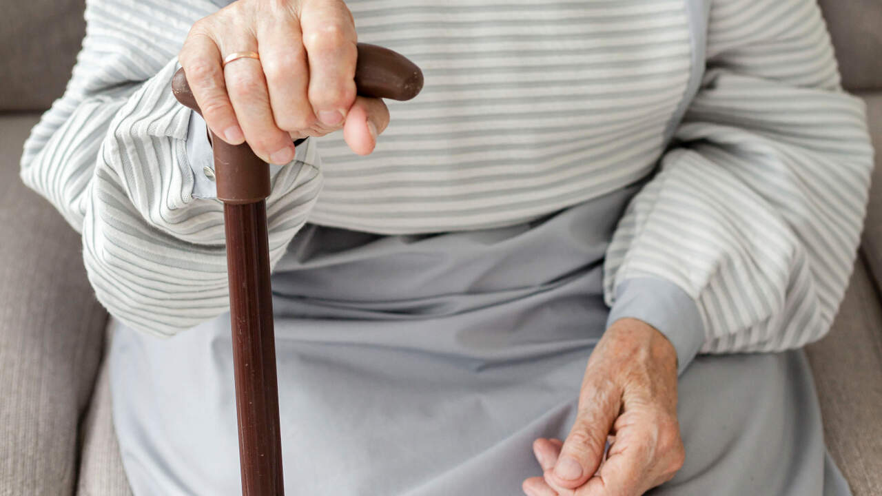 Diario_Pontev's tweet card. Ela sempre levaba no peto algo para dar. Calmaba así os pequenos estreses cotiáns das nosas infancias rurais, abondo privilexiadas pola arraigada presenza du