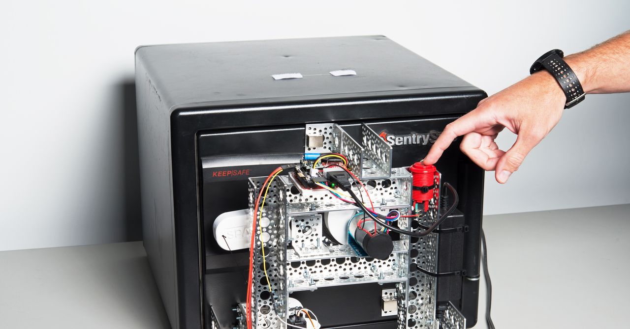 WIRED's tweet card. Not so safe after all.