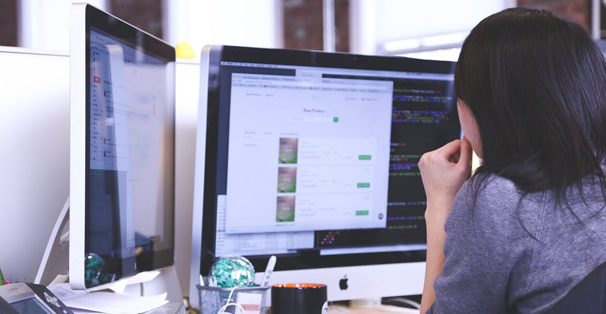 OhmyNews_Korea's tweet card. 18세 미만 자녀를 둔 맞벌이 가구 비율이 60%에 달하지만, 성별 임금격차는 31%로 여전히 크다. 워킹맘들은 단축근무나 육아휴직 사용 후 평가 불이익을 받고, 경력단절 위기에 놓인다. 현행 육아기 근로시간 단축은 최대 1년으로, 자녀 성장기 전체를 고려하지 않은 제도적 한계가 있다. 워킹맘들은 아이, 동료, 회사에 대...