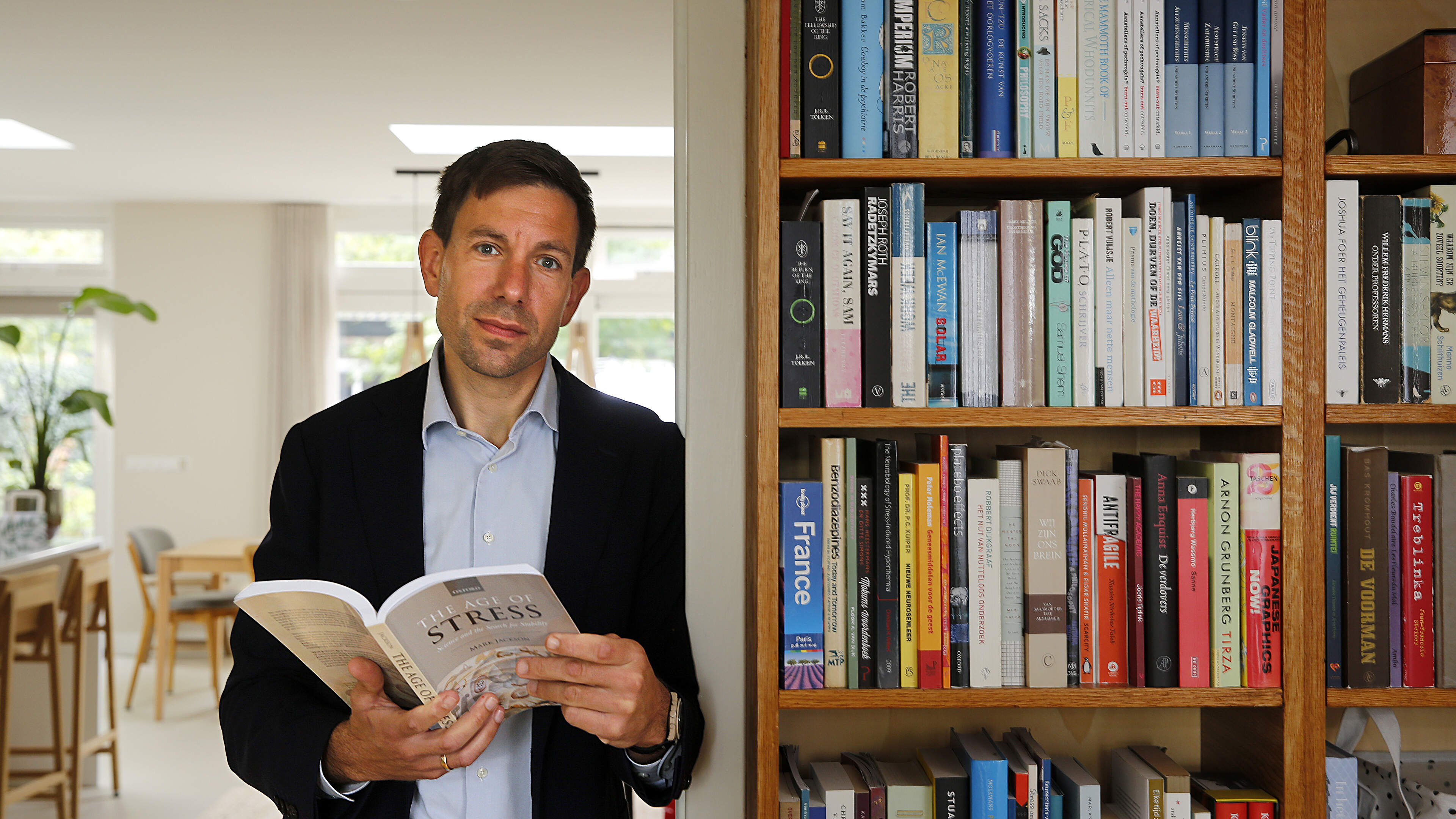 JaapMackaay's tweet card. De opmars van de burn-out heeft een beroepsgroep geschapen die er vroeger nog niet was: burn-outcoaches. Het is onduidelijk of hun behandelingen werken. „We draaien aan een stuur zonder te weten waar...