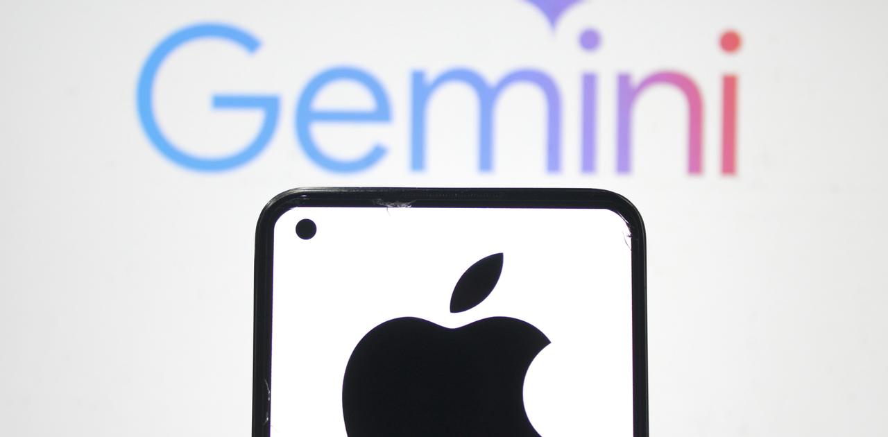 MF_DJ91U_Darjan's tweet card. ハイテク巨人2社の大型コラボ。Bloombergのマーク・ガーマン記者は、米国時間11月2日、 Apple（アップル）が2026年春に提供予定の次期｢Siri｣に、Google（グーグル）のカスタム版｢Gemini｣を採用する計画だと報じました。 関係者によると、Appleが要約生成や計画関連タスクを実行するGoogleの技術を採用する計画が進んでいるとのこと。契約金額は、年間約10億ドル（約1