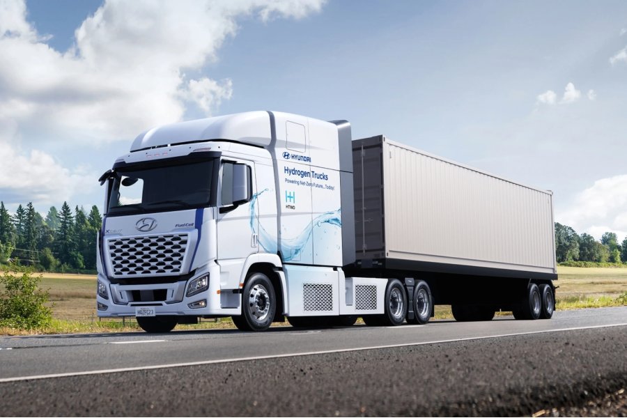 Autosdeprimera's tweet card. El camión pesado autónomo XCIENT Fuel Cell Class 8 de Hyundai Motor y PlusAI ha sido nombrado uno de los Mejores inventos de 2025