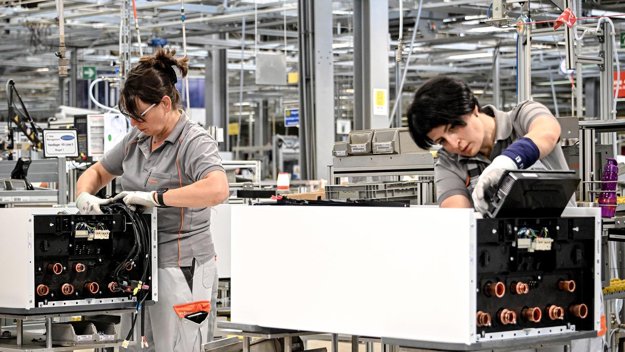 Klima_Mahner's tweet card. Länder mit hohem Zusammenhalt sind ökonomisch erfolgreicher; so eine neue Studie, die ZDFheute exklusiv vorliegt. Was heißt das für Deutschland?