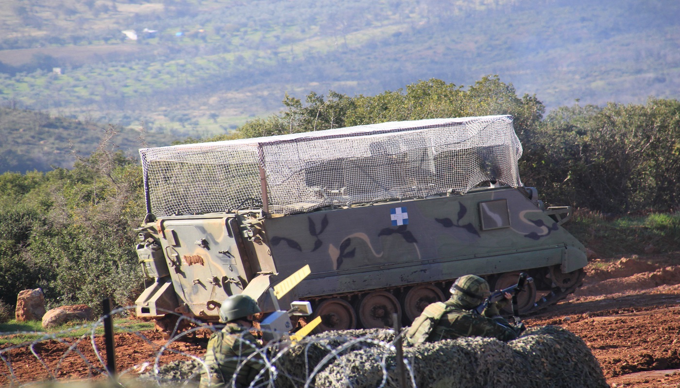 DefenceReviewGr's tweet card. Σε πιλοτικό στάδιο βρίσκεται η εγκατάσταση ειδικού πλέγματος (διχτυού) ανθακωνυμάτων σε τεθωρακισμένο όχημα μεταφοράς προσωπικού (ΤΟΜΠ) τύπου Μ113 προκειμένου να παρέχεται προστασία έναντι απειλών...