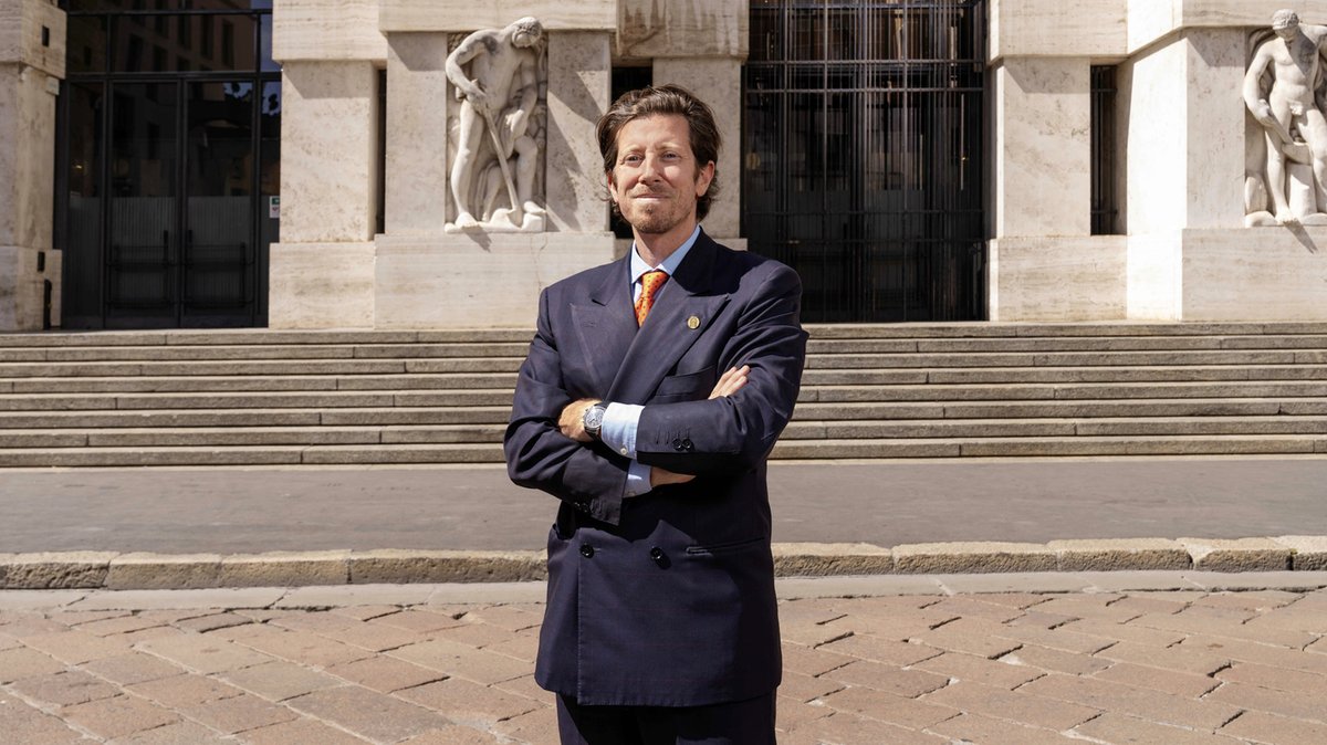 andreadeugeni's tweet card. Ok dei soci della sim alla vendita della società che gestisce 400 milioni di masse. La banca rileva l’asset con 2.000 clienti: servirà per lanciare dopo l’estate la nuova divisione di private banking...