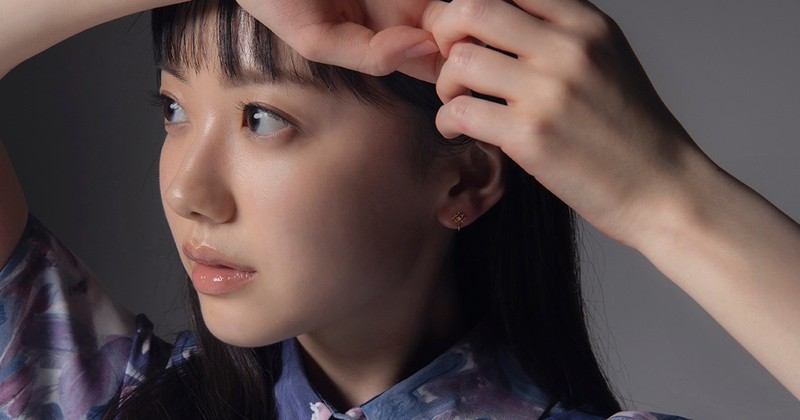 web_LEON's tweet card. 細田守監督の最新アニメーション映画『果てしなきスカーレット』(11月21日公開)で、主役の王女・スカーレットの声を演じた芦田愛菜さん。復讐に燃える中世の王女という役柄の難しさと面白さについて話を伺った、その後編です。