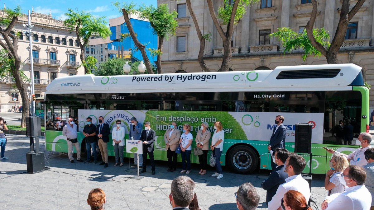 dialecsost's tweet card. Los tres vehículos, que se adquirieron por 2,4 millones, no podrán cubrir toda la jornada hasta que entre en servicio la nueva hidrogenera del Polígon Riuclar