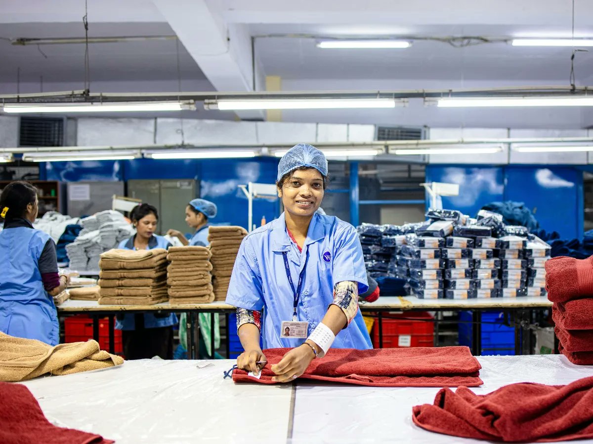 bshindinews's tweet card. New labour codes: कपड़ा उद्योग का कहना है कि नए लेबर कोड से ड्यू डिलिजेंस नियमों का पालन आसान होगा और वैश्विक बाजार में प्रतिस्पर्धा बढ़ेगी