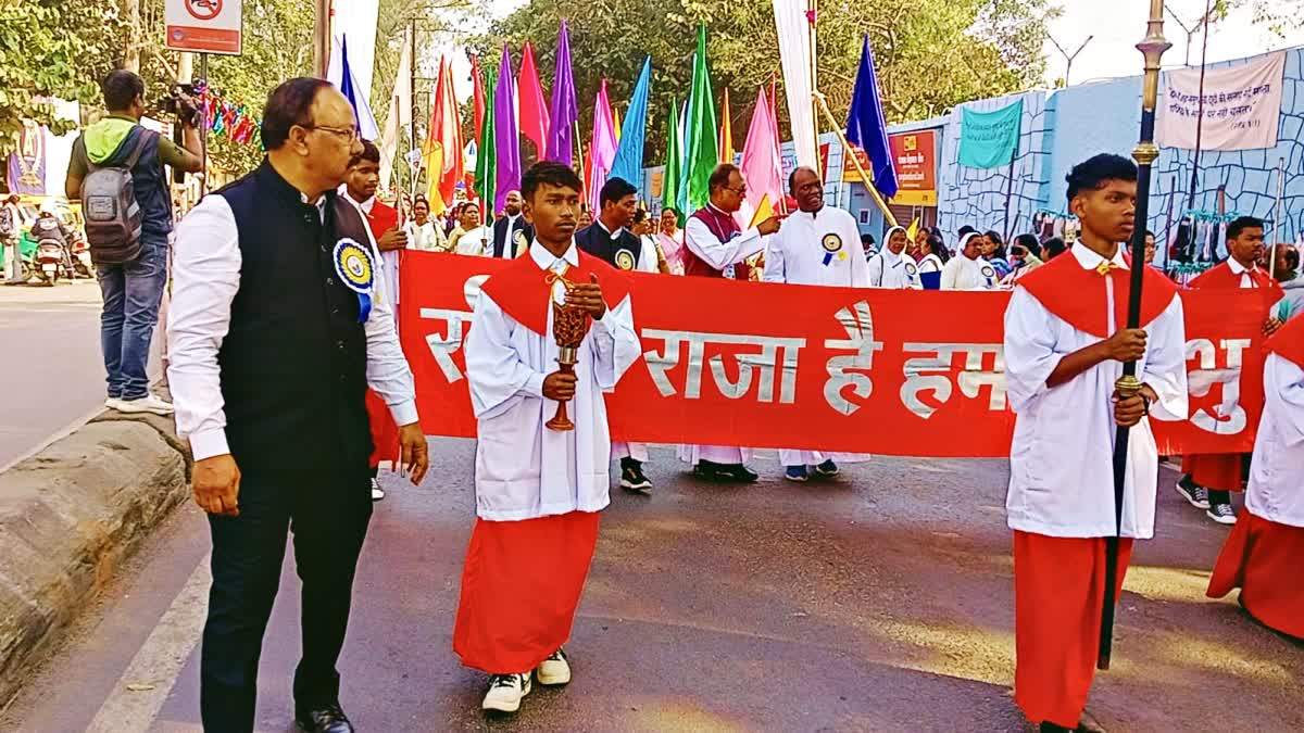 ETVBharatJH's tweet card. रांची में संत मारिया गिरजाघर से हजारों श्रद्धालुओं ने ख्रीस्त राजा का जुलूस निकाला.