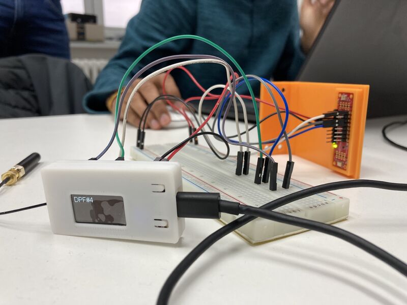 smartsystemshub's tweet card. Nach einer detaillierten Ist-Analyse der Umgebungsanforderungen und Definition von Konzeptideen, ging es für das Team der 4. Digital Product Factory im Auftrag von GlobalFoundries in der Folge darum...