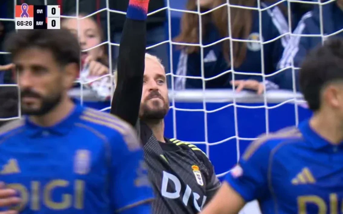 futbol_fantasy's tweet card. Una falta de Jorge de Frutos justo antes del lanzamiento anula toda la acción