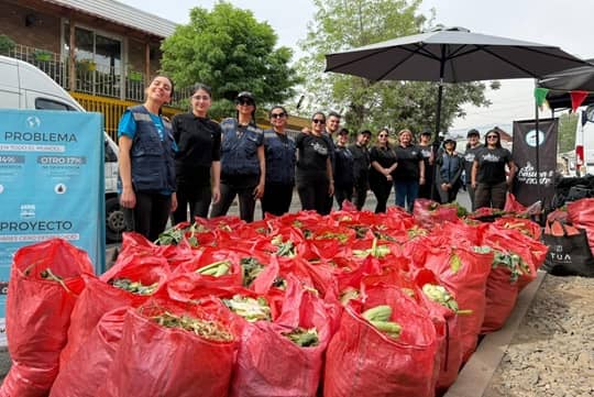 CodeXverde's tweet card. Fundación Basura y la Embajada de Suiza en Chile culminaron una nueva edición del proyecto “Ferias Libres Cero Desperdicio”.