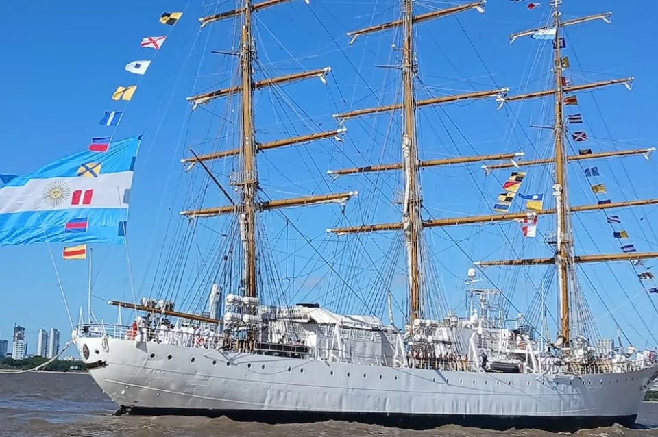 radiolt10's tweet card. El buque escuela de la Armada Argentina regresó al país después de una travesía que se extendió por 169 días de navegación.