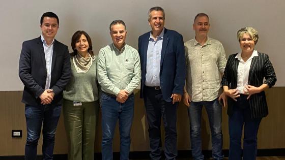 kienyke's tweet card. Los gobiernos Nacional y de Antioquia pusieron en marcha un plan para incentivar las ventas del producto textil nacional, generando empleo y bienestar.