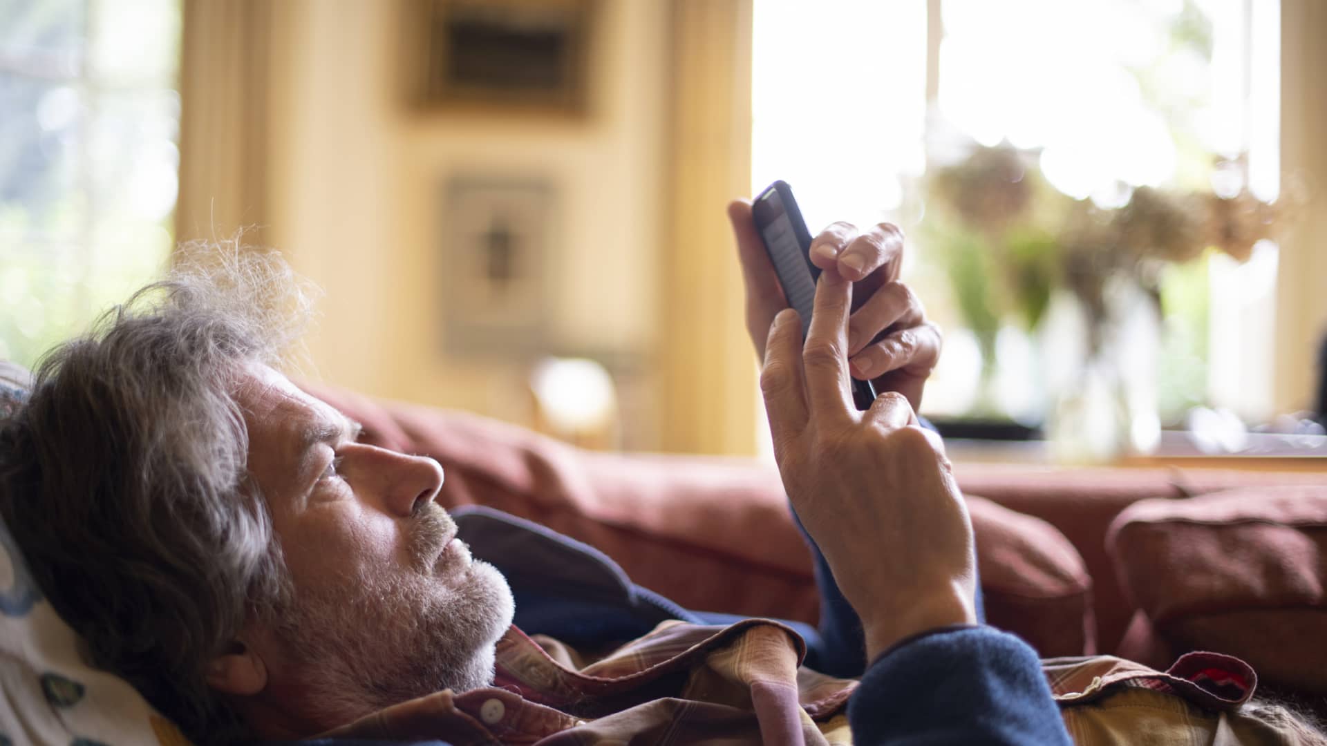 healthventor's tweet card. Americans are holding onto devices longer than ever before, and while it may be consumer smart, it comes at a cost to work productivity and the U.S. economy.