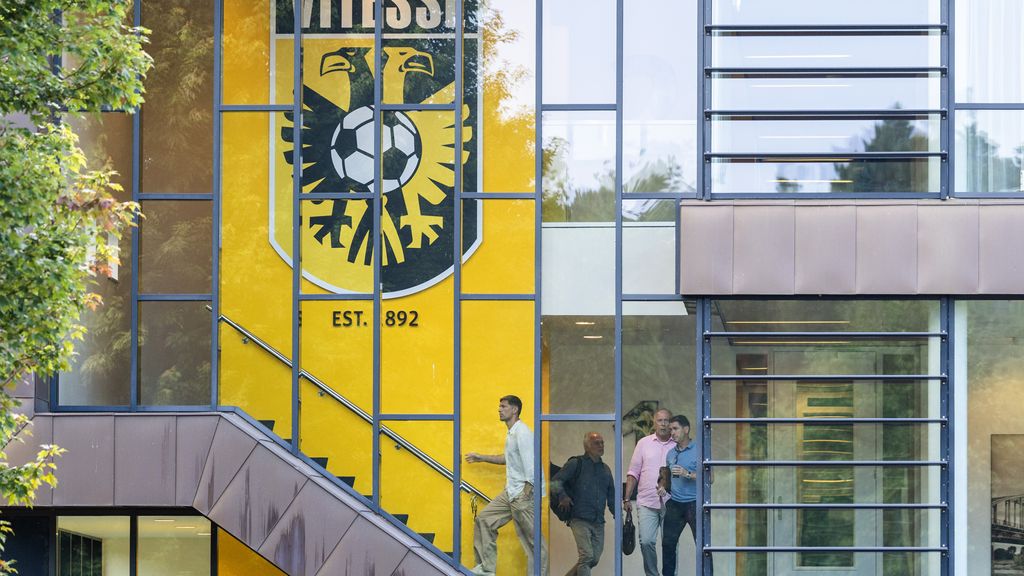 spelersvakbond's tweet card. Twaalf contractspelers hebben na het intrekken van de proflicentie aangegeven hun contract te willen laten ontbinden.