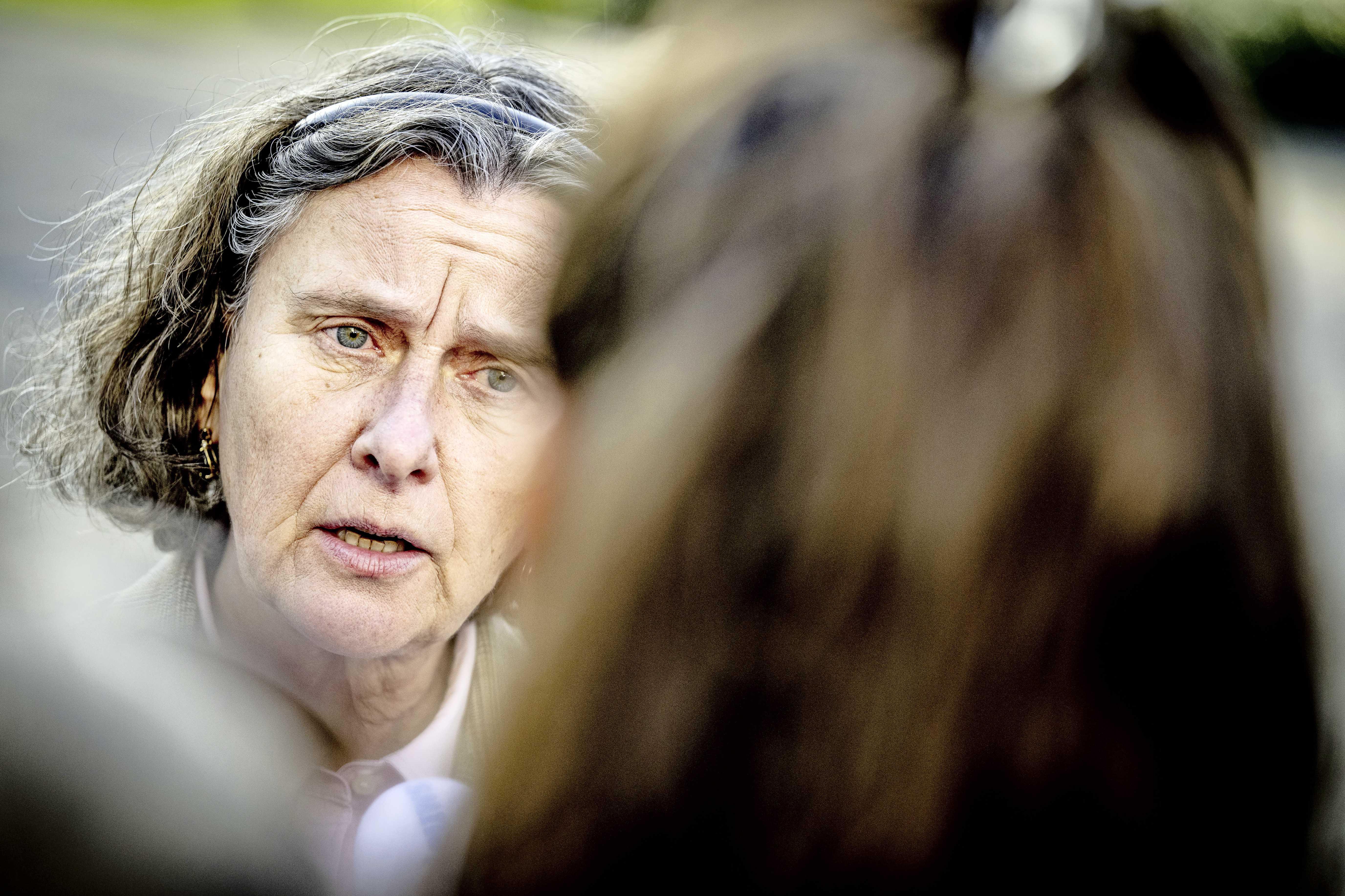 HenriBontenbal's tweet card. Het goedkeuren van een koninklijke onderscheiding leidt tot gedoe in politiek Den Haag. Vijf mensen die werkzaam zijn geweest bij het COA (Centraal Orgaan opvang asielzoekers) en in de vluchtelinge...