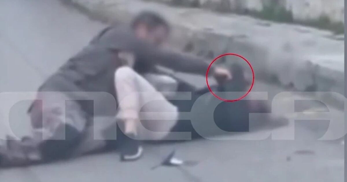 sourouklemes11's tweet card. Ήταν τέτοια η μανία της, που του «κάρφωσε» 65 μαχαιριές με 2 μαχαίρια στη μέση του δρόμου