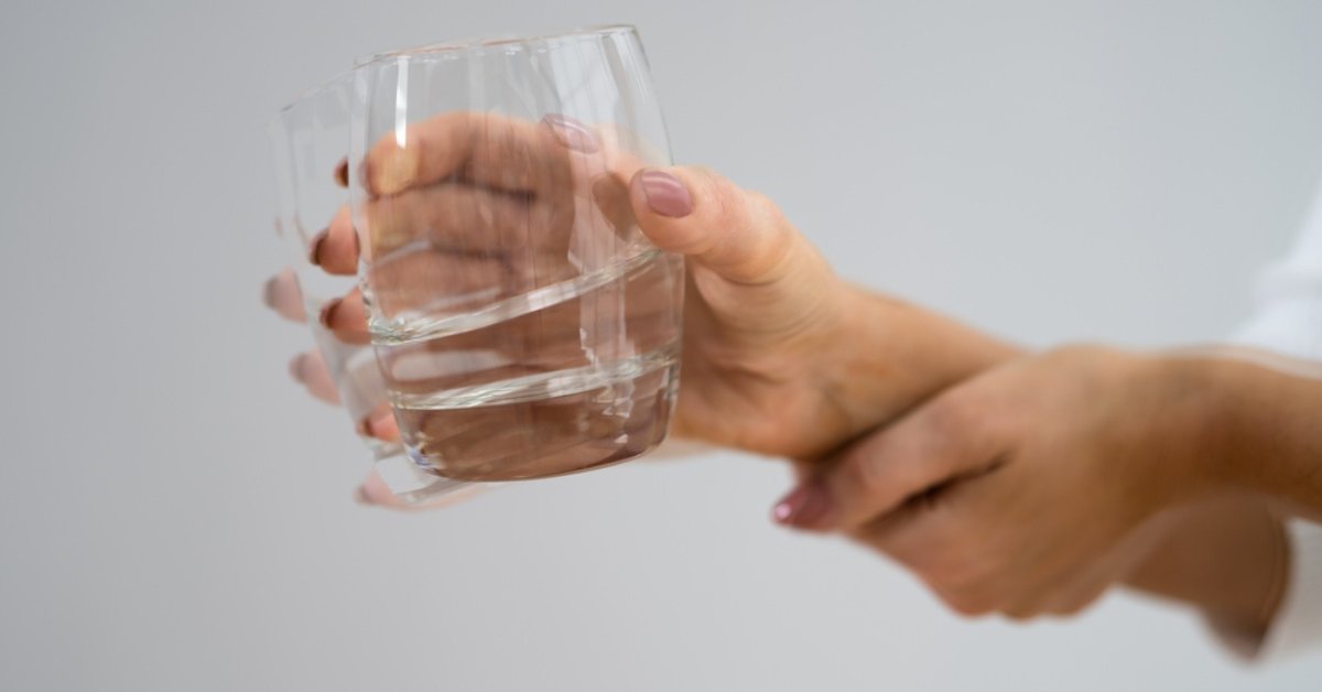 SCAsource's tweet card. La distonía es un trastorno que afecta a la forma en que una persona se mueve. Específicamente, las personas con distonía tienen contracciones musculares involuntarias, que pueden causar posturas de...