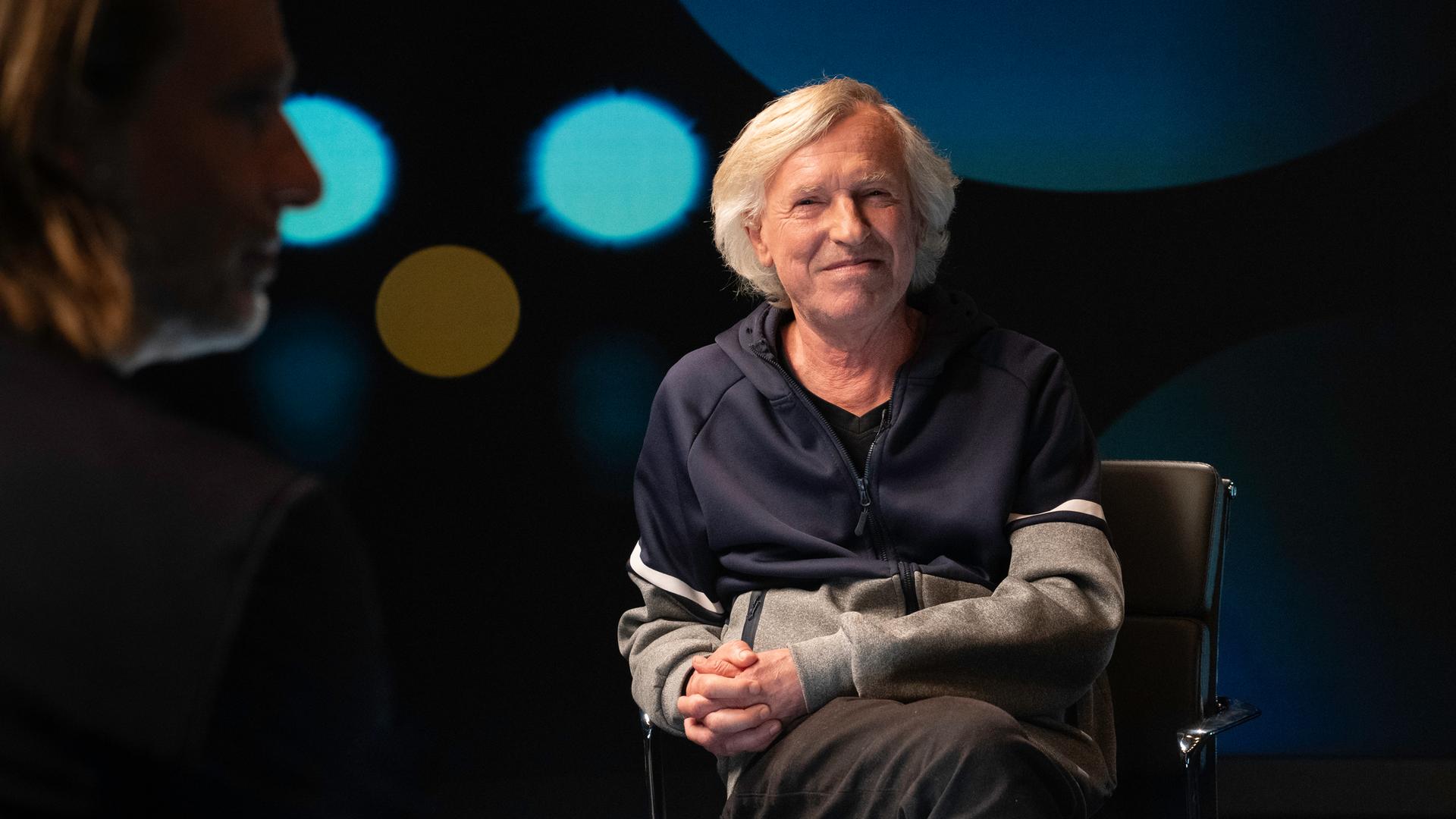 webmasterdave's tweet card. Richard David Precht diskutiert mit dem Philosophen David Pearce.